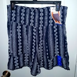 Patterned pull-on with pockets shorts, size large